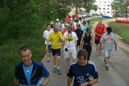 Kienbaum, auf dem Weg zum 10.000-Meter-Lauf ins Stadion